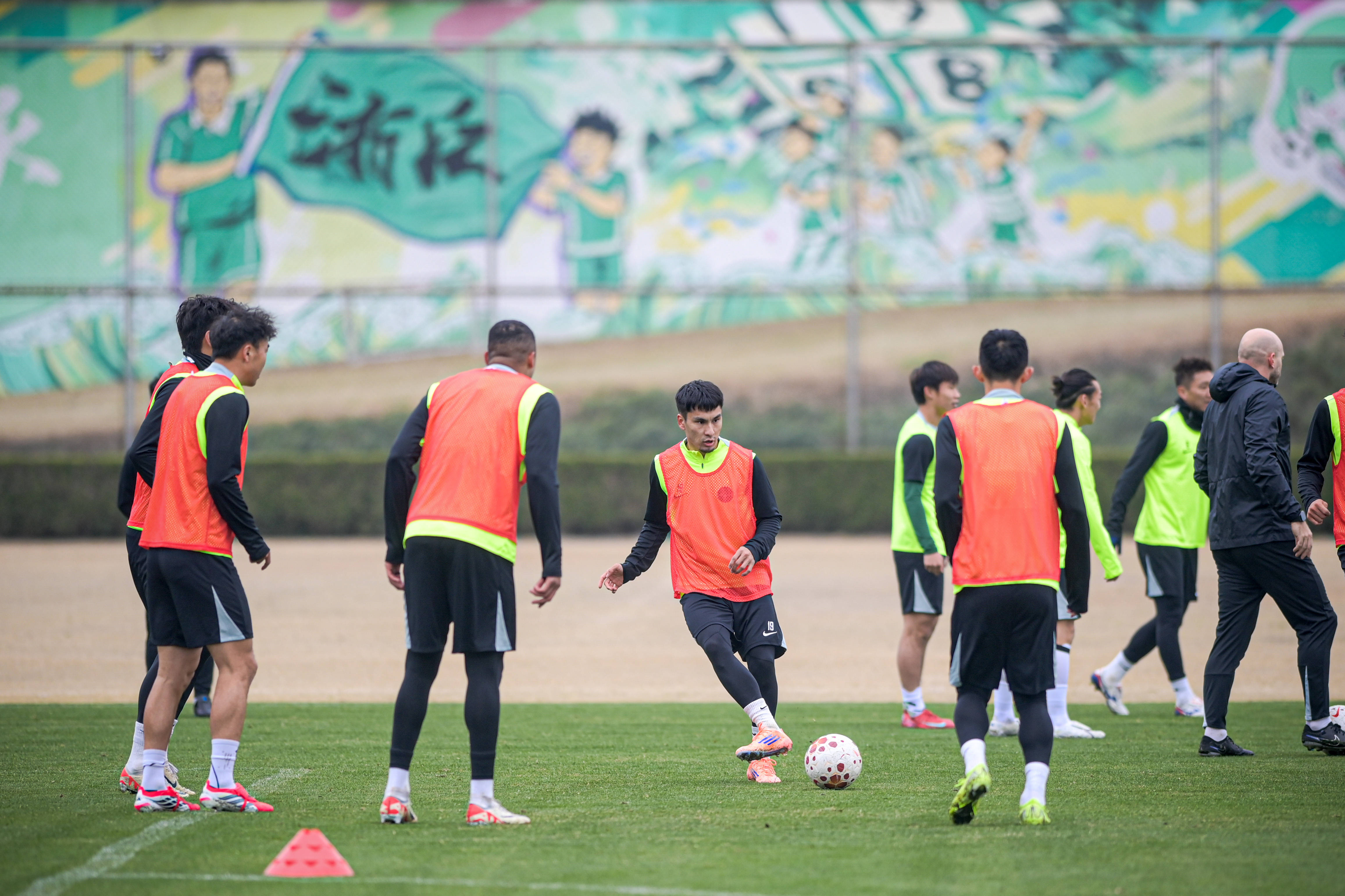 （体育）足球——浙江职业俱乐部举行媒体开放日活动