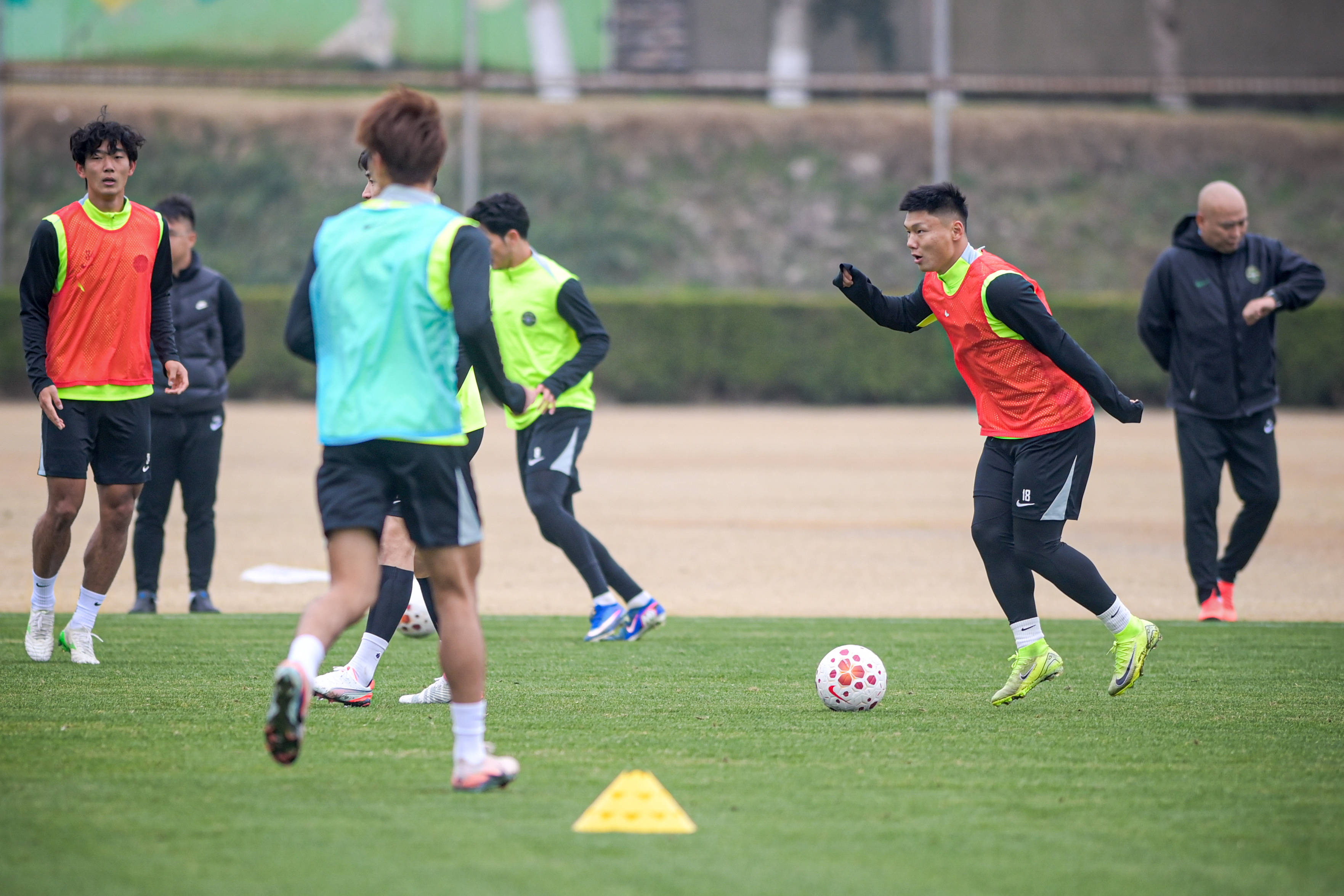 （体育）足球——浙江职业俱乐部举行媒体开放日活动